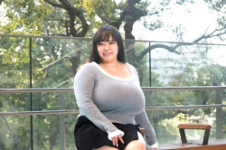 【画像】おっぱいがデカすぎる不動産営業女性、おっぱいを武器に不動産を売りまくるの画像