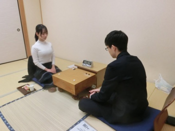 【画像】女流棋士、美人すぎて対局集中出来ないの画像