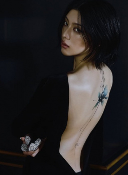 三吉彩花「30歳で人生の新しい章を始めようと思ったとき、刺青が浮かんだ」の画像