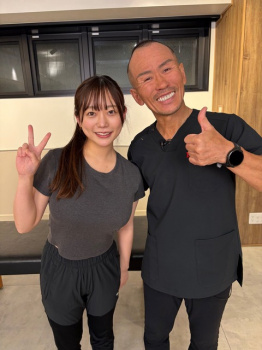 強烈なストレッチ施術で体の不調を治すトレーナーさん、長年の研究と努力が認められ、爆乳グラドルを施術の画像