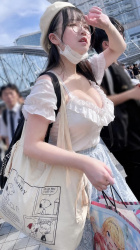 コミケにてすごい爆乳オタクが激写されてしまうの画像