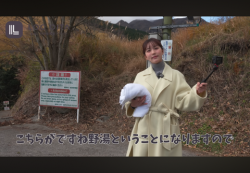 【画像】地方番組の女性タレント、温泉ロケで地元のフルチン仙人と混浴させられるの画像