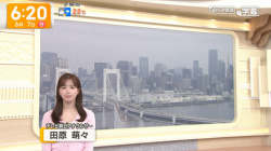 【画像】女子アナ、朝から胸の谷間を見せつけるの画像