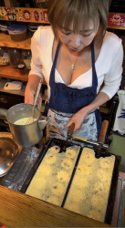 【画像】大阪の美人店主が焼く絶品明石焼きがこれの画像
