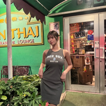 RED SOX、おっぱいの乳圧力で横に伸びてしまうの画像