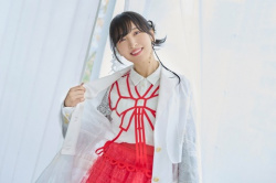 女性声優の佐倉綾音さん、エチチすぎる服を着て取材に登場の画像