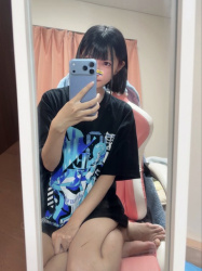 【画像】美少女配信者、足のサイズがデカすぎて象の足とか言われてブチ切れの画像