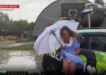【動画】ロシアの美人お天気キャスターさん、中継中に少し見せパンが見えてしまうの画像