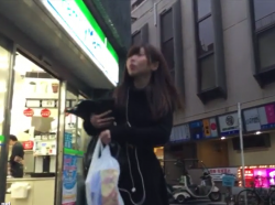 コンビニから出てきた美人女子大生を追いかけてます　こんな可愛い子のパンツ見れるの画像