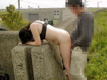 野外でエッチするなら立ったままでも挿入しやすい後背位だよね♪野生の本能が目覚めそうな素人の青姦エロ画像の画像