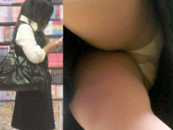 街で見かけたOLさんを隠し撮り…真下のアングルからスカートの中を覗いた破廉恥なパンチラ画像の画像