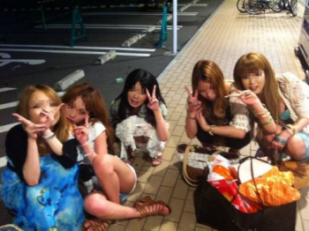 ピースなんてしてる場合じゃない…リア充女子たちの記念写真はパンチラだらけ！ちょーシコい集合パンチラ画像の画像