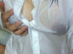 濡れて肌に張り付いたシャツが透けて見える乳首がすげーエロい！！フェチ心くすぐられる透け乳首エロ画像の画像