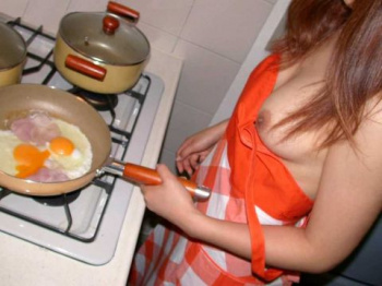 家事が終わればすぐにセックスしたいから！？いい歳したおばさんが卑猥な姿…熟女の裸エプロン画像の画像