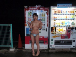 夜の自販機は変態を引き寄せるスケベアイテム！？ごく一般の女性が全裸でジュースを買う野外露出エロ画像の画像