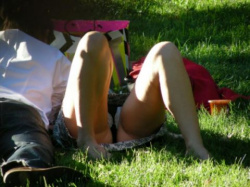 濃厚接触を避けるため公園でデート！？芝生の上でいちゃつくカップルのパンチラ盗撮エロ画像の画像