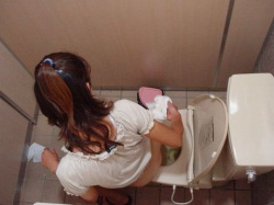 女の子が親にも見せないプライベートな瞬間…トイレの個室をこっそり覗いた盗撮エロ画像の画像