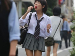 妙な色気がある…夏服の女子高生がたまらなく可愛い街撮り盗撮画像の画像