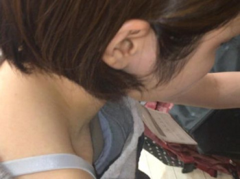 貧乳だからいろいろとキワドい胸チラがたまらない…素人のリアルなおっぱいがエロい胸チラ盗撮画像の画像