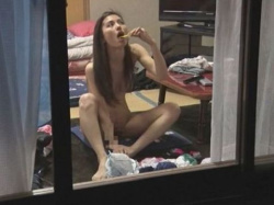 素人の女の子の赤裸々な姿がまる見え…窓から覗かられた一般的な家庭！？臨場感がやばい民家盗撮画像の画像