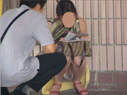 さり気なく見えちゃう女の子のパンチラが興奮してしまう…街中で撮られたシコリレベルの高いパンチラ画像の画像