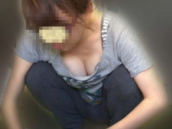 凄くエッチなおっぱいに思わずみとれてしまう…無防備な谷間を隠し撮りした素人の胸チラ画像の画像