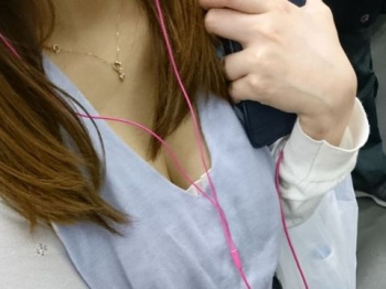 超キケンなおっぱい…見てると痴漢したくなる！？電車内で隠し撮りされた胸チラエロ画像の画像