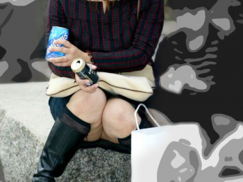 人妻さんの股間が尋常じゃなく色っぽい…街中で隠し撮りされたリアルな人妻のパンチラエロ画像の画像