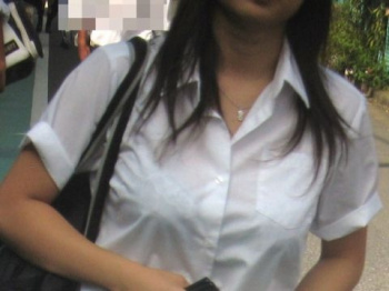 女子高生のブラウスが透けてブラジャーまる見え…爽やかなのにエロさが混在する街撮りされた透けブラエロ画像の画像