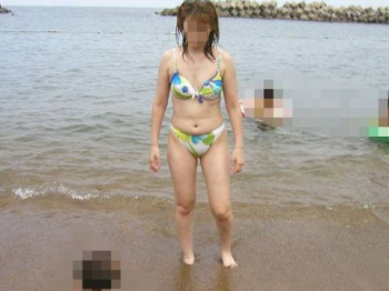 ちゃっと崩れた産後体型がモロ！海やプールで子供と遊ぶ子連れママさんがいやらしい水着エロ画像の画像