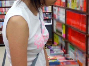 おっぱいの膨らみがなまなましくてエロい…乳房に食い込むかばんの紐が卑猥なパイスラ娘の街撮り画像の画像