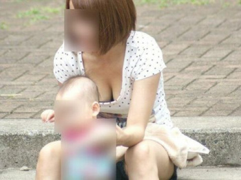 少し熟れたおっぱいが色っぽい…前屈みになった人妻さんの谷間を盗撮した胸チラエロ画像の画像