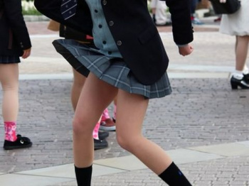 女子高生たちの剥き出しになった美しい生足にドキドキしちゃう！健康的な太ももがそそる街撮りエロ画像の画像