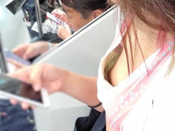 チラッと見えるおっぱいが色っぽい…無防備な胸元がセクシーな素人女性の胸チラエロ画像の画像
