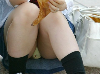 マンコのお肉がもっこり…柔らかそうな膨らみがいやらしい！しゃがみこんだ女の子のパンチラ画像の画像