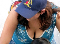 むちむちの谷間がエロ過ぎる…おっぱいがデカいと胸チラも桁違い！巨乳娘たちのスケベな胸チラ画像の画像