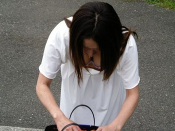 男のエロ目線を引きつける魅惑の谷間…素人の色っぽいおっぱいに釘付けになっちゃう胸チラエロ画像の画像