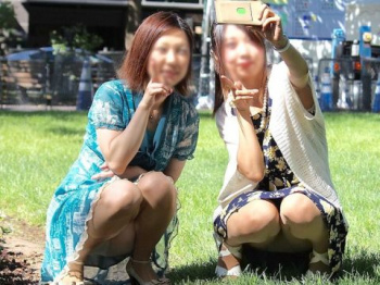無自覚にパンチラしちゃう女の子たちが可愛い！街で見つけた素人女性たちのエロ過ぎるパンチラ画像の画像