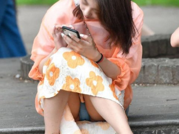 街中でちょっとした段差に座って休憩している女の子のパンチラがエロい！正面から撮ったしゃがみパンチラ画像の画像