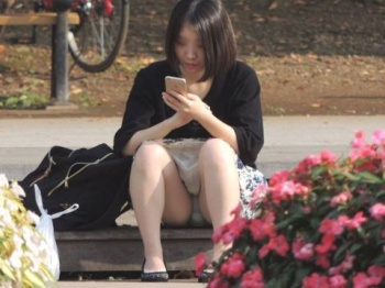 ガッツリ見えてしまった女の子の下着がエロい…街撮りされた素人のパンチラ画像の画像