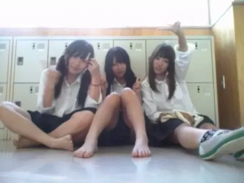 成長期女子の身体つきってエロい！青春を楽しむ女子高生たちが可愛いおふざけエロ画像の画像