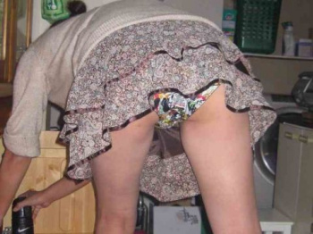 同棲中の彼女や嫁さんのパンチラ…自宅で撮られた素人の下着が卑猥過ぎる家庭内パンチラエロ画像の画像