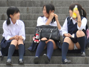 地味で真面目そうな女の子のパンチラにドキドキしちゃう街撮りエロ画像の画像