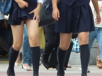 女子高生たちの色白で細い美脚がセクシー！大人の色気を纏いはじめた少女の街撮りエロ画像の画像