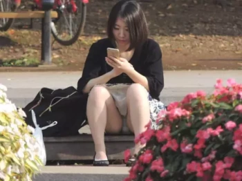素人女性のパンツがまる見え！？正面から見られてるのに気づいてない…ハプニングエロ画像の画像
