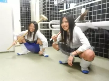 SNSで炎上した破廉恥な女子高生たち…友達と悪ノリしたおふざけエロ画像の画像