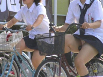 女子高生のエッチな太ももが見え過ぎ！魅惑の足元に釘付け…自転車通学中のハプニングエロ画像の画像