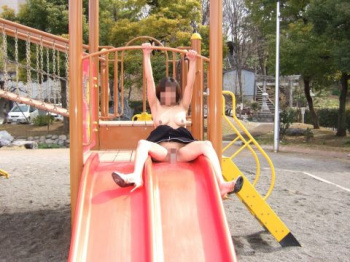 近所の子供達に見られたらやばすぎる…公園での変態プレイ！？スケベな女たちの野外露出エロ画像の画像
