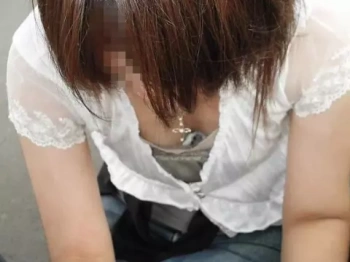 子供に気をとられた若ママさんたちのおっぱいがエロ過ぎ…ガッツリ見えちゃうハプニングエロ画像の画像