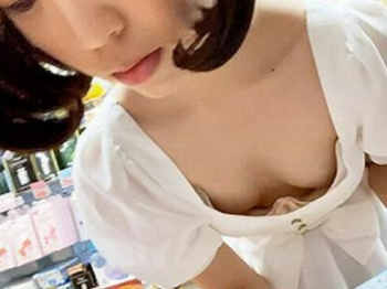 油断した女性たちの胸元がセクシー！ゆるゆる過ぎて谷間まる見え…大胆過ぎるおっぱいハプニングエロ画像の画像